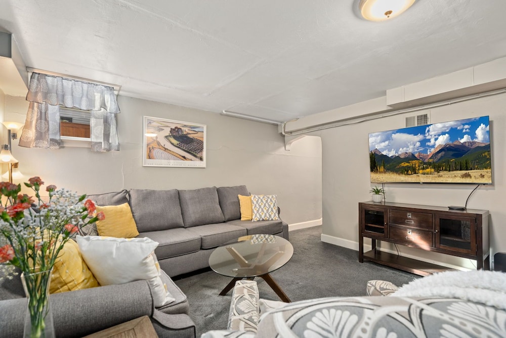 Garden Level Apt Mtn Ave 8 Min Walk to Old Town — 4-Star Luxury Hotel in Fort Collins, United States