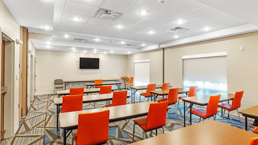 Holiday Inn Express & Suites Mobile University Area by IHG - photo 66