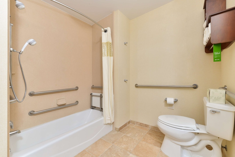Hampton Inn Clinton IA - photo 35