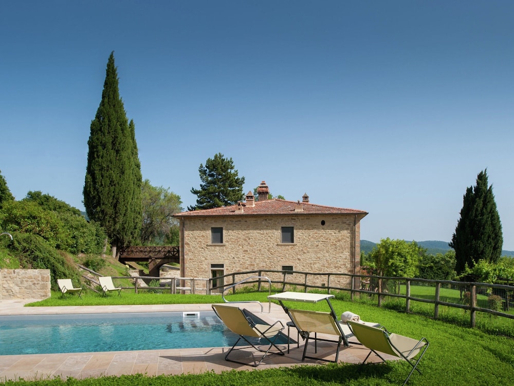 Villa Leopoldina Pomaio Wines & Hospitality — 4-Star Luxury Hotel in Arezzo, Italy