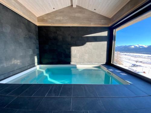 Artik chalet avec vue à 180 degrés et piscine — 4-Star Luxury Hotel in Les Angles, France