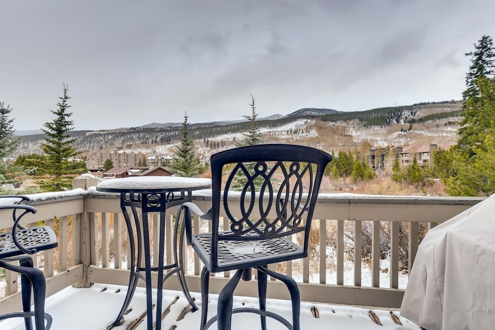 3BR Townhome Walk to Slopes & Kids Ski Free by Redawning - photo 24