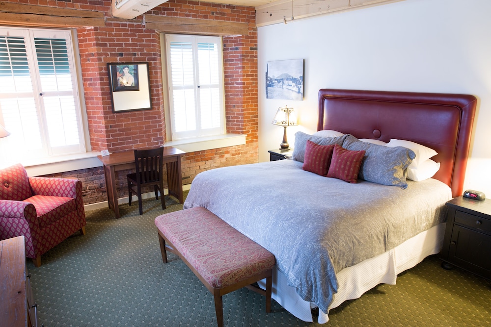 The Common Man Inn & Restaurant - photo 25