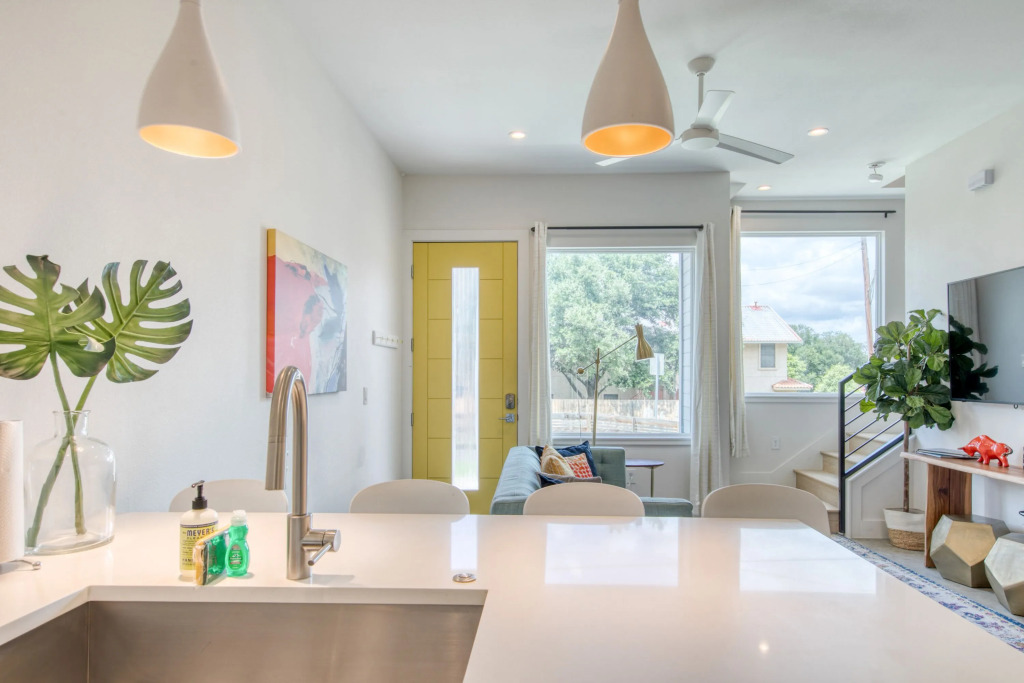 Conveniently Located Upstairs Deck BBQ - last minute hotel in Austin