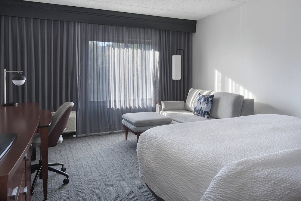Courtyard by Marriott Norwalk - photo 9