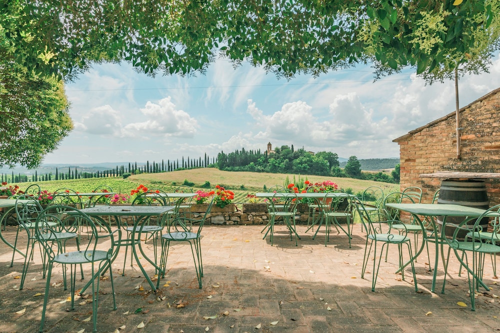 Agriturismo La Ripolina — 4-Star Luxury Hotel in Buonconvento, Italy