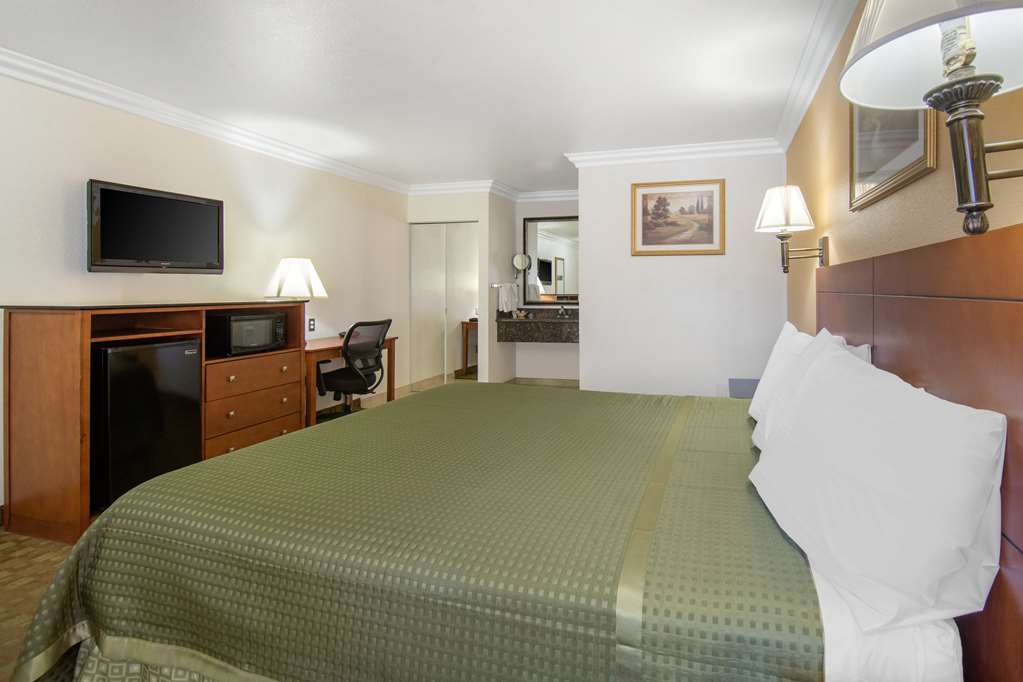 Rodeway Inn Adelanto US 395 - photo 7
