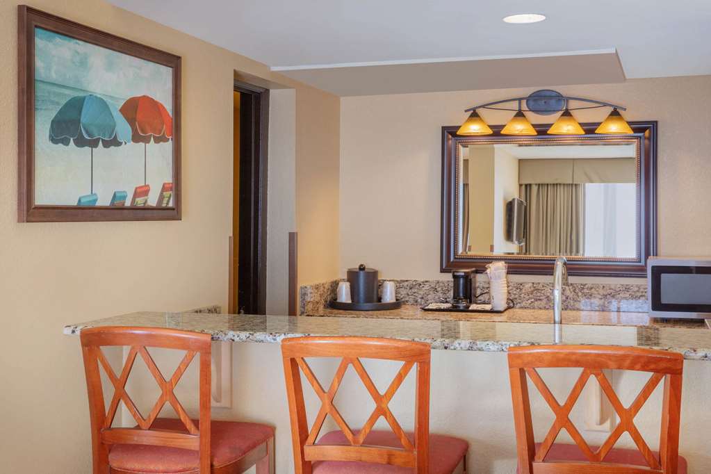 La Quinta Inn & Suites by Wyndham Cocoa Beach Oceanfront - photo 38