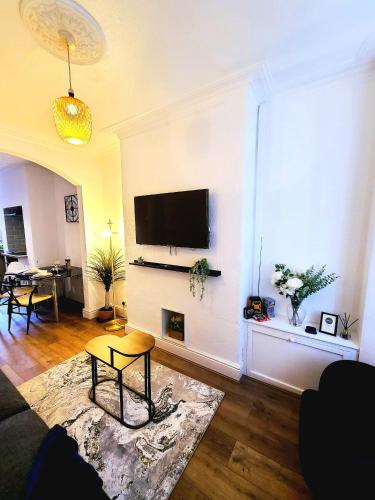 Business Friendly 2BR House Sleeps 5 Wi Fi Workspace & Free Parking — 4-Star Luxury Hotel in Manchester, United Kingdom