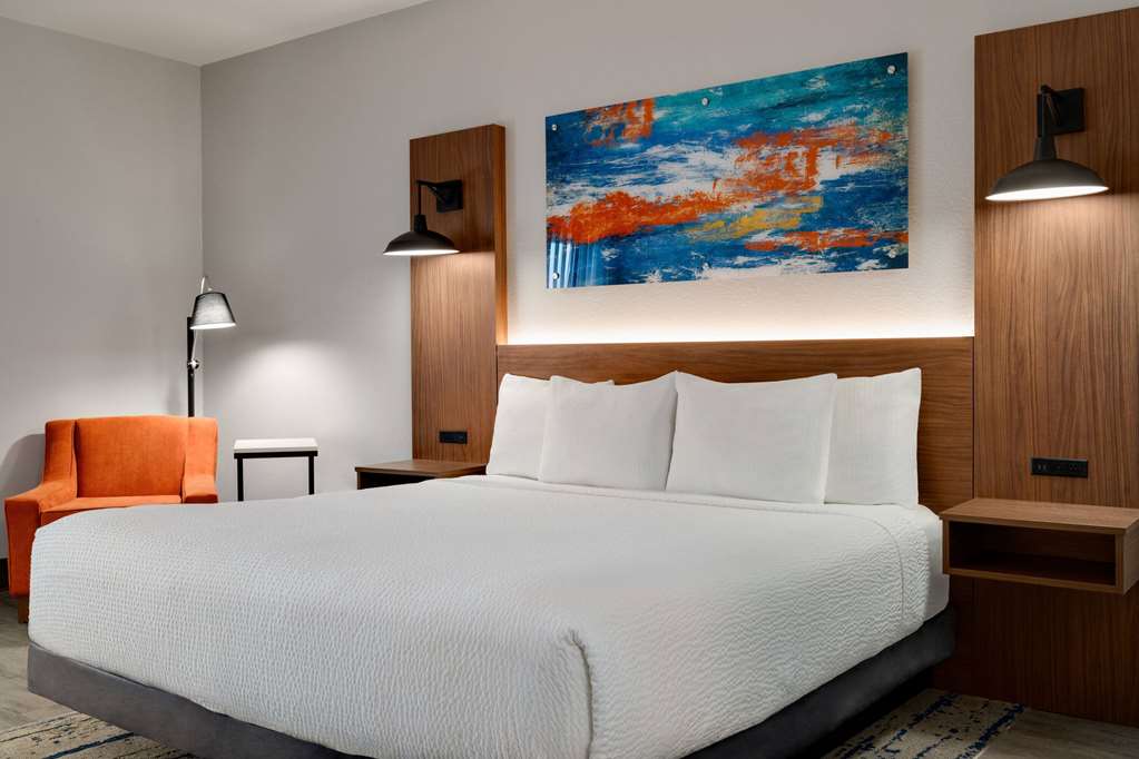 La Quinta Inn & Suites by Wyndham Stephenville - photo 37