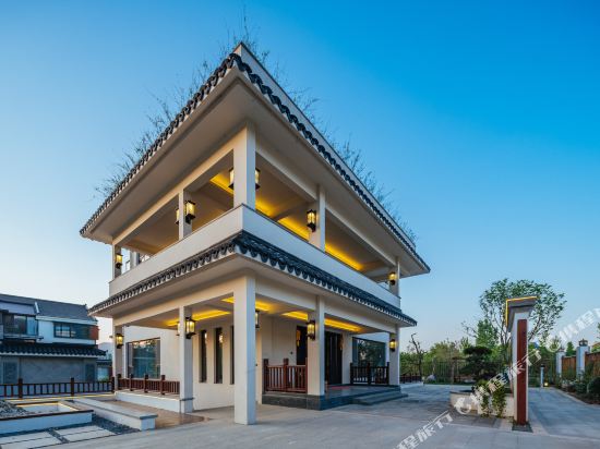 Floral Hotel Yixing Qi Chi and courtyard in Yixing, People's Republic of China