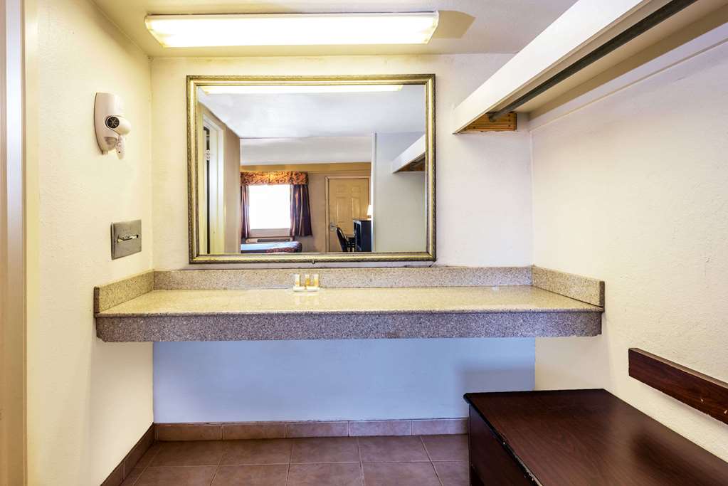 Days Inn by Wyndham Gainesville - photo 20
