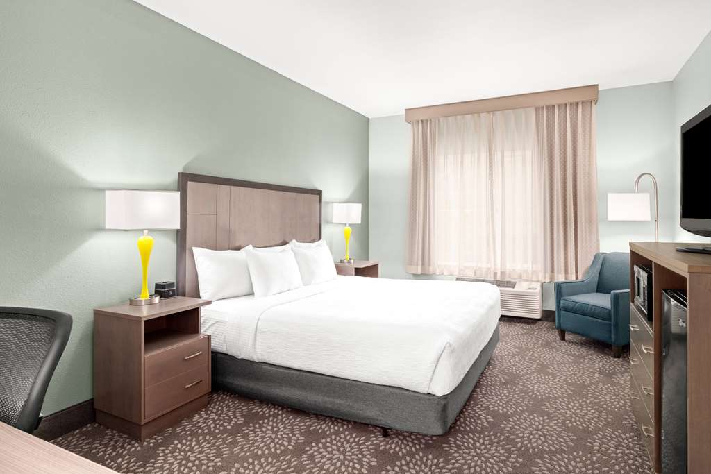 La Quinta Inn & Suites by Wyndham Newport - photo 15