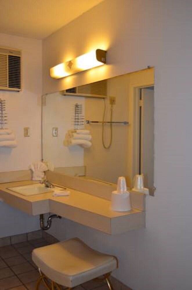 Tropics Motor Hotel - photo 20