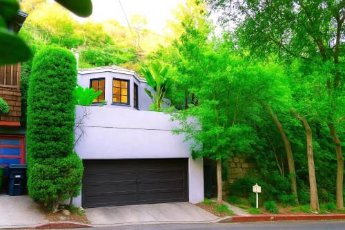 Enchanting Gated Hollywood Hills Oasis with Tranquil Treet Top Views Outdoor Living Room and Patios Magical Zen Garden Plus Bonus Romantic Guest House and Free Garage in LA's Most Desirable Central Serene Area Sleeps 8 10 — 4-Star Luxury Hotel in Los Angeles, United States