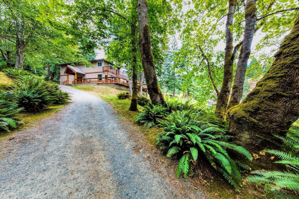Gowlland Harbour Resort — hotel near Campbell River Airport