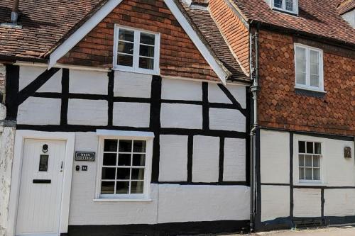 Cosy character cottage in central Marlborough UK — 4-Star Luxury Hotel in Marlborough, United Kingdom