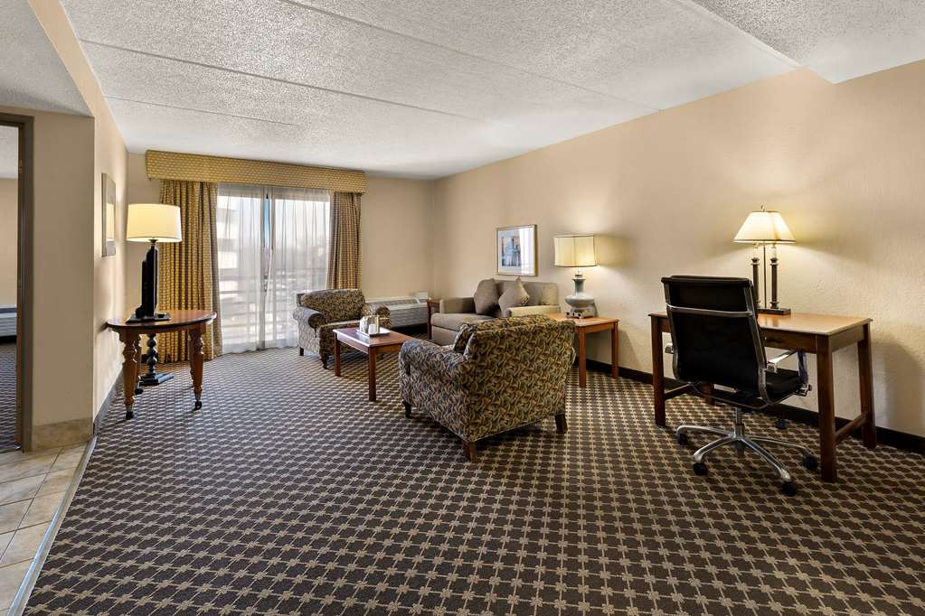 Hotel RL Cleveland Airport West - photo 12