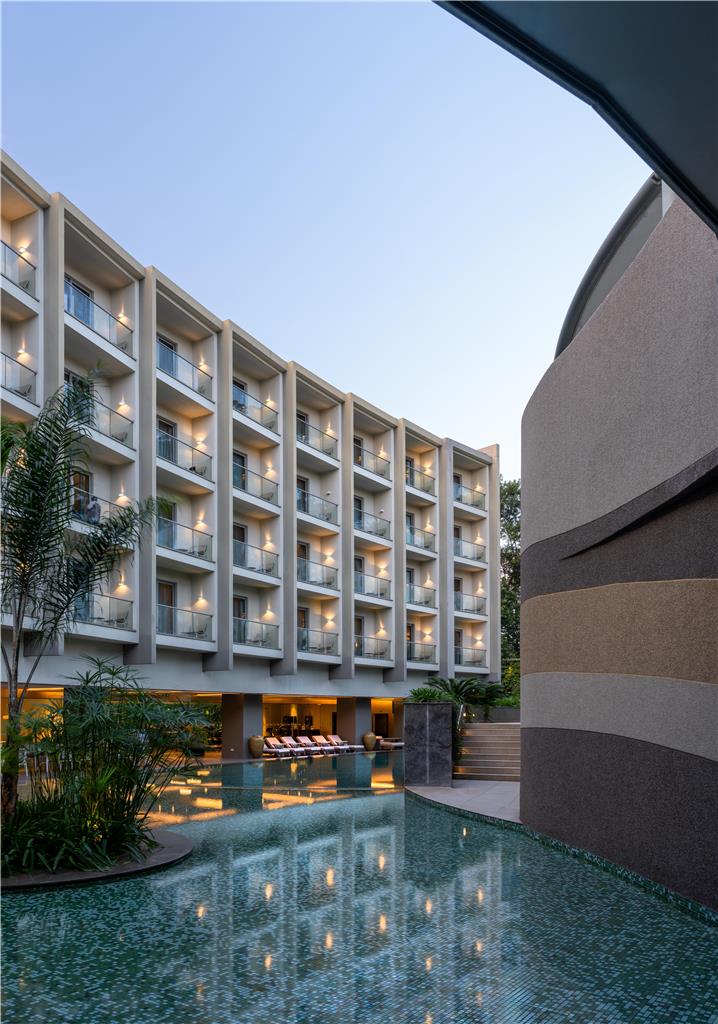 Exterior infinity pool