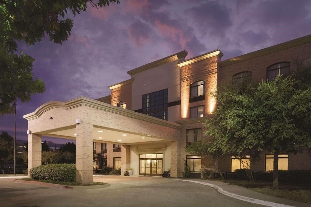 Hampton Inn By Hilton Addison Dallas — Addison