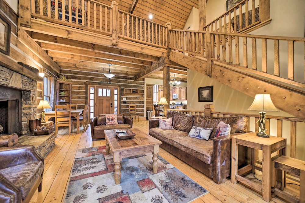 Hot Tub and Mtn Views All Season Escape in Franklin — 4-Star Luxury Hotel in Franklin, United States