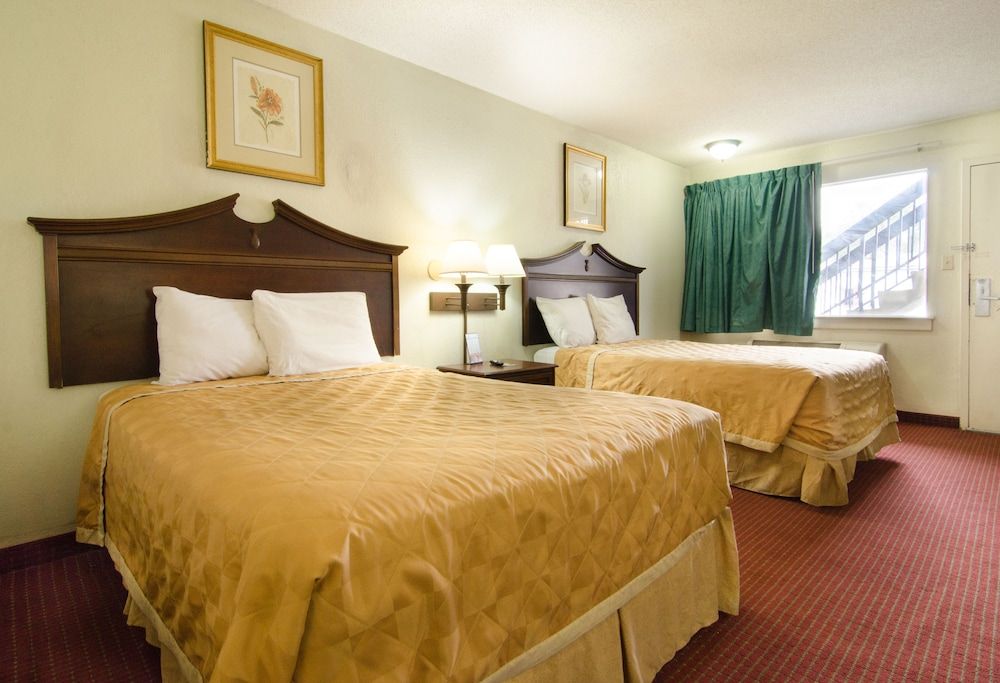 Econo Lodge Oyster Point - photo 18