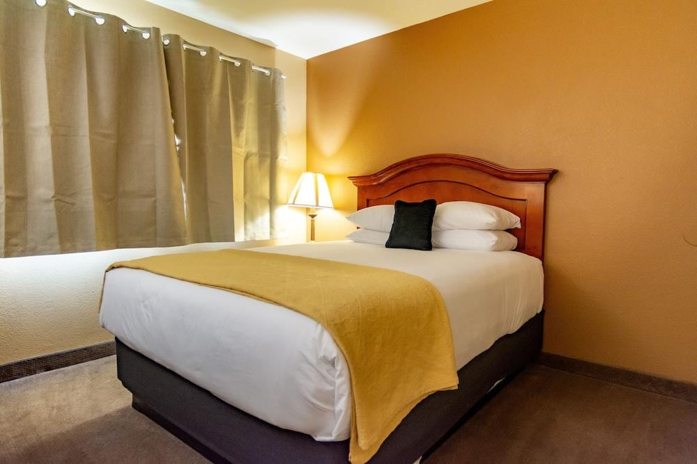 Red Lion Inn & Suites Cathedral City - carbon neutral hotel in Cathedral City