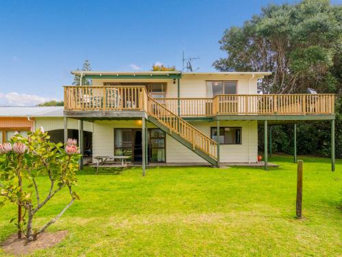 Oyster Bach Cooks Beach Bach in Whitianga, New Zealand