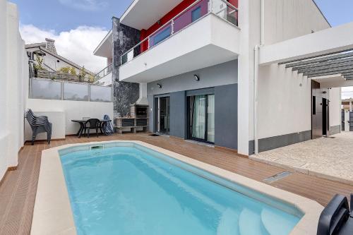 Sunset Holiday Home — 4-Star Luxury Hotel in Seixal, Portugal