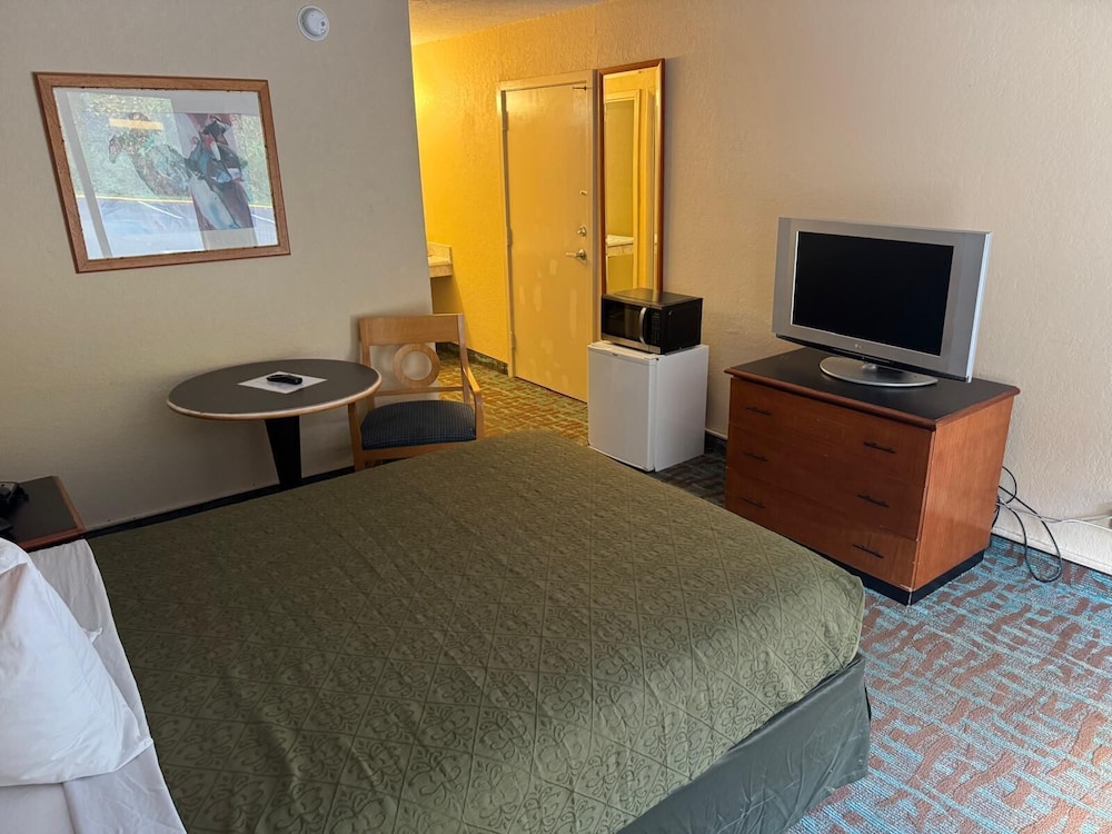 OYO Hotel Harriman near I 40 - photo 9