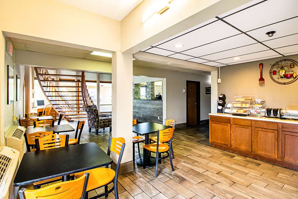 Econo Lodge Watertown - photo 29
