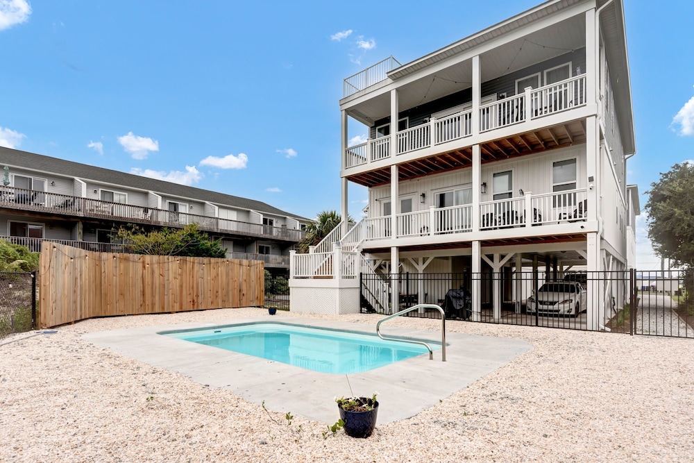 Seaside Serenity Beautiful Home on Topsail 7 BR — 4-Star Luxury Hotel in Santa Cruz, United States