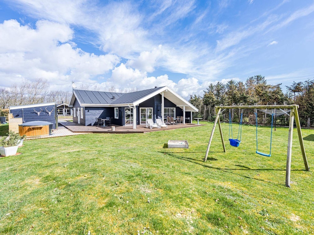 3 Bedroom Cozy Home In Tarm — 5-Star Luxury Hotel in Tarm, Denmark