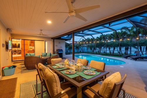 NEW House of Palms Private Pool Home Short Drive to AMI — 4-Star Luxury Hotel in Bradenton, United States