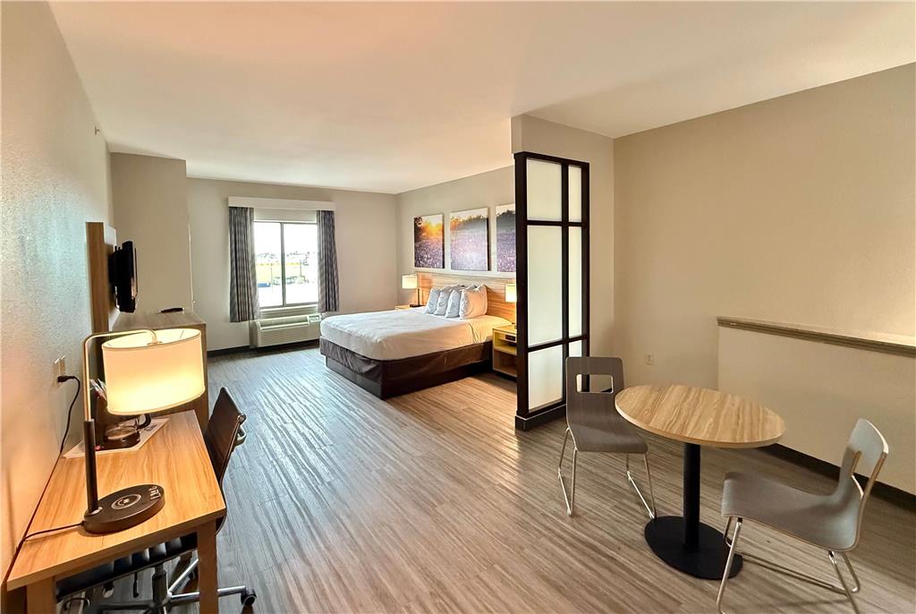 Days Inn & Suites by Wyndham Houston West Energy Corridor - photo 11