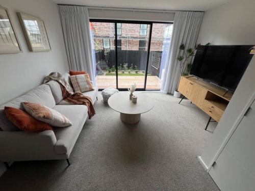 Luxury And Serene 2 Bed Near CBD With Parking in Christchurch, New Zealand