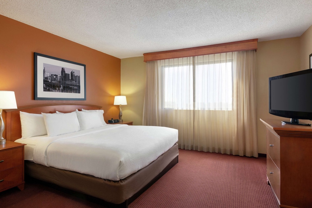 Embassy Suites by Hilton Kansas City International Airport - photo 20