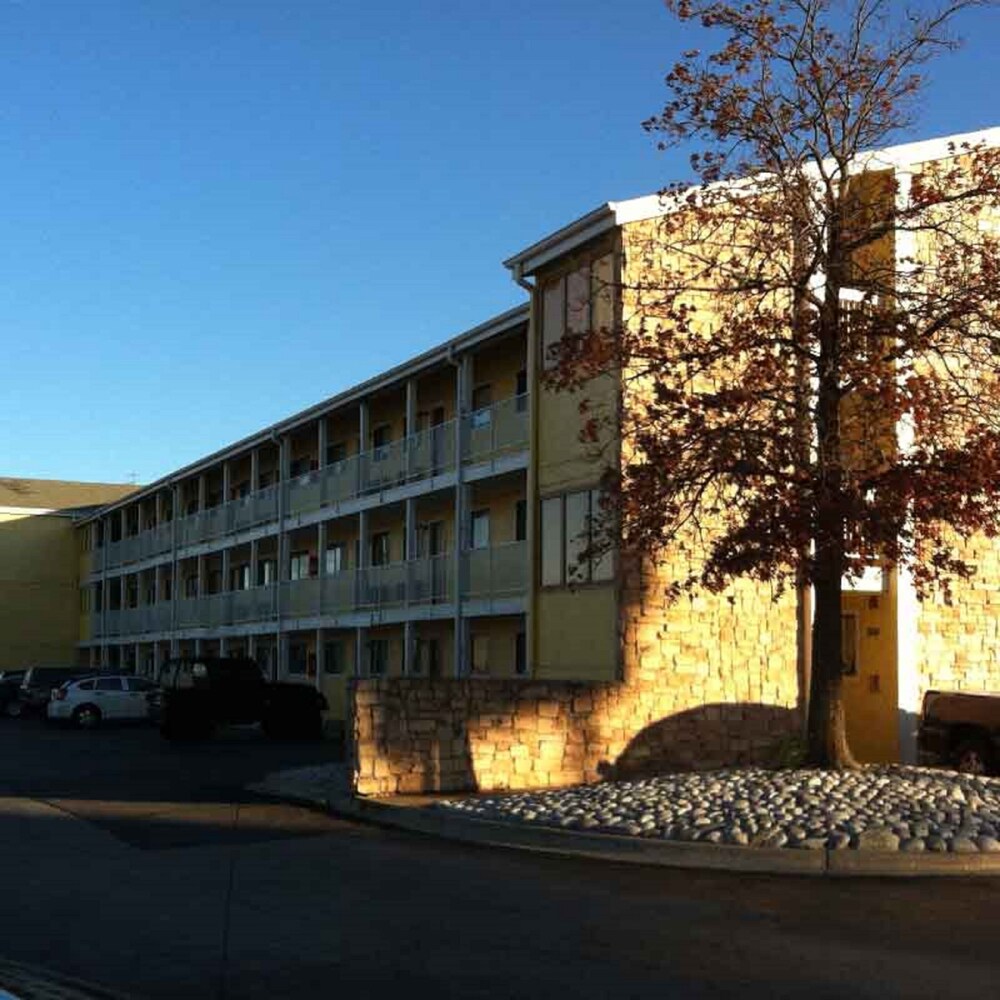 Oaktree Inn and Suites - photo 15