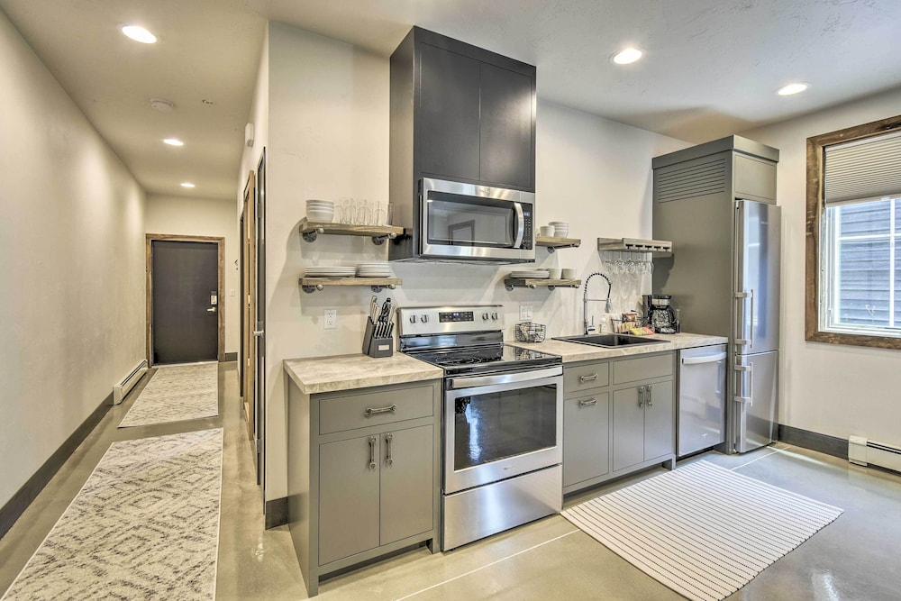 Elkhart Lake Townhome 20 Mi to Sheboygan — 4-Star Luxury Hotel in Sheboygan, United States