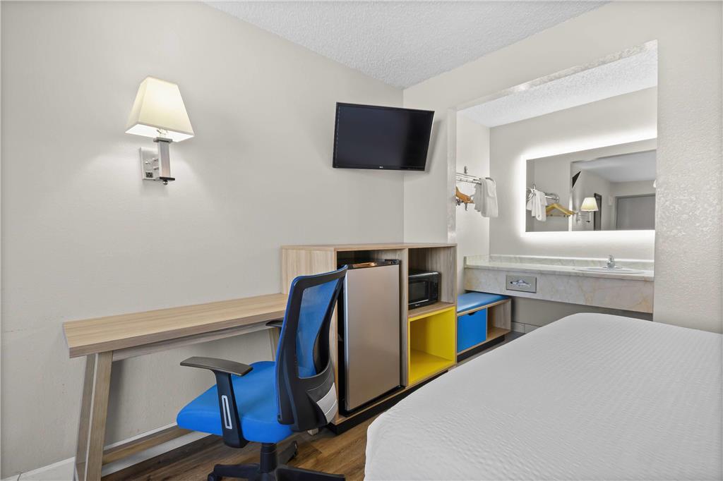 Days Inn by Wyndham Lost Hills - photo 16