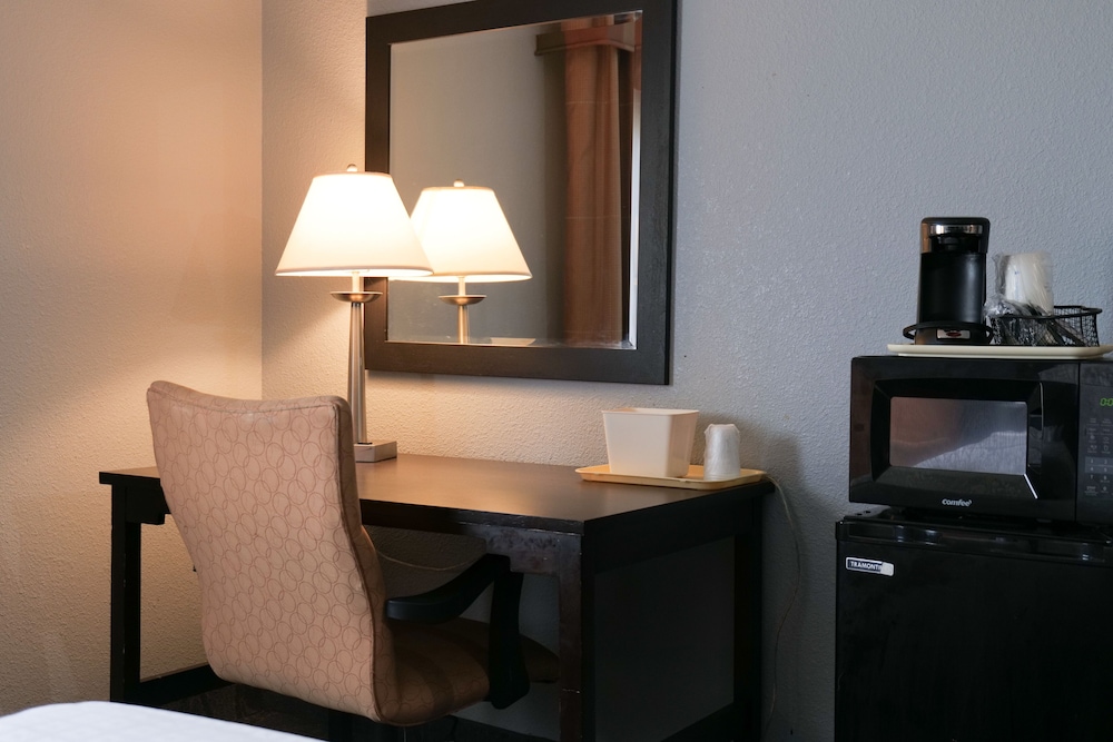 Baymont by Wyndham Flint Airport North - photo 20