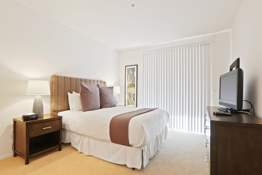 Global Luxury Suites at The Village - photo 14