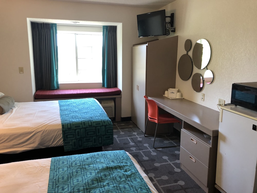 Red Lion Inn & Suites Elk Grove Village - photo 7