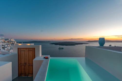 Luxury Grand Santorini Villa 3 Bedrooms Unforgettable Caldera Sea Views — 4-Star Luxury Hotel in Fira, Greece