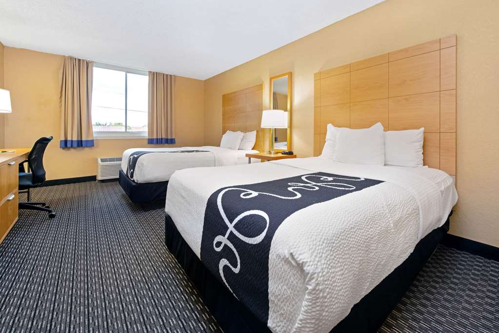 La Quinta Inn & Suites by Wyndham Coral Springs South - photo 22