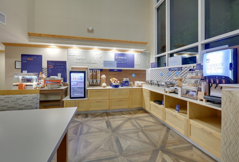 Holiday Inn Express & Suites San Antonio Brooks City Base by IHG - photo 24