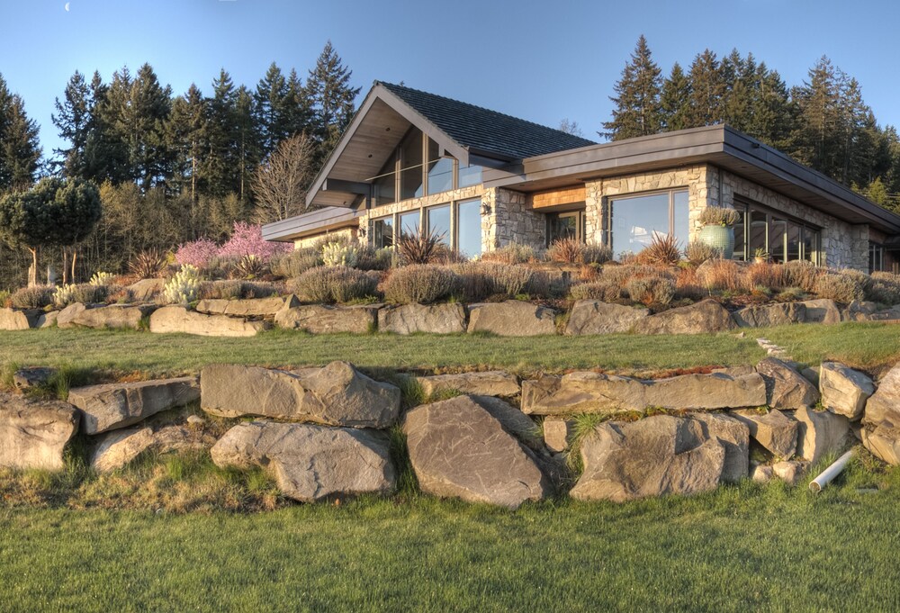 Stonehouse B&B — 4-Star Luxury Hotel in Salt Spring Island, Canada