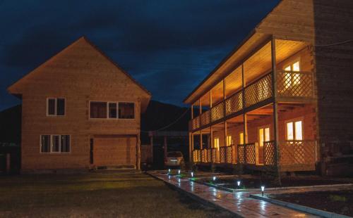 Usadba Ziminikh - carbon neutral hotel in Chemal
