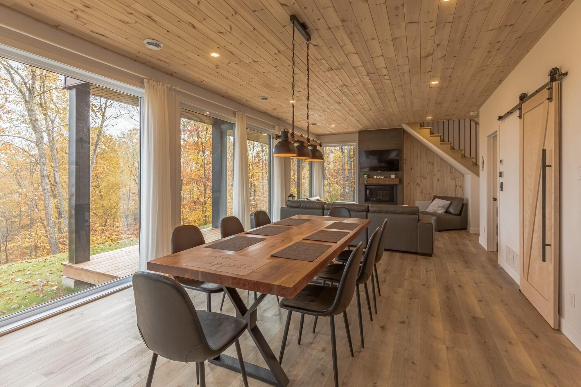 Mountain Retreat with Hot Tub and Close to Skiing — hotel in La Conception
