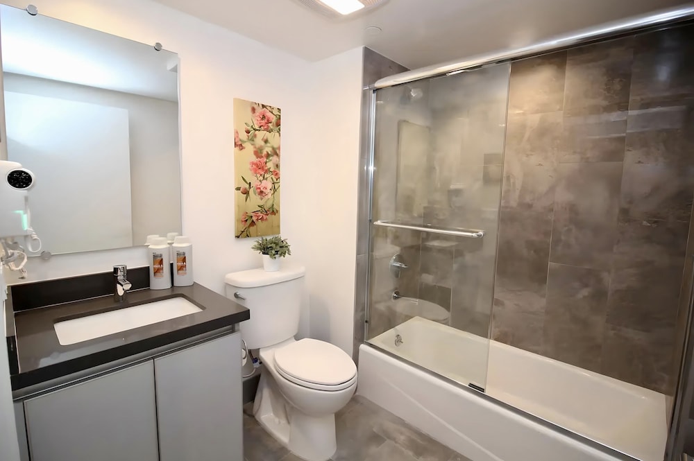 Los Angeles Premium City Suites Free Secured Parking - photo 20